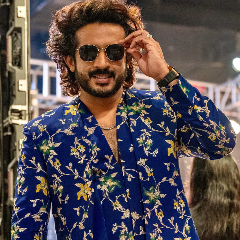 తన వ్యక్తిగత జీవితం గురించి, తన స్నేహితులు మాట్లాడిన అభ్యంతరకర వీడియోలపై ఆయన తీవ్ర అసంతృప్తి వ్యక్తం చేశాడు. కేవలం వ్యూస్, డబ్బుల కోసం ఇతరుల వ్యక్తిత్వాన్ని చర్చించడం సరికాదని, దీనికి ఒక హద్దు ఉంటుందని అన్నారు. ఈ వ్యాఖ్యల వల్ల తన కుటుంబం ఎదుర్కొన్న ట్రామాను కూడా వివరించాడు. బిగ్ బాస్ నా ఆట కాదని, బయట నా కుటుంబం ఆడే ఆట అని పేర్కొన్నాడు. తనపై విమర్శలు చేసిన వారిలో కొందరిపై కేసులు పెట్టినా, దాని ద్వారా కేవలం సంతృప్తి మాత్రమే లభించిందని తెలిపాడు.