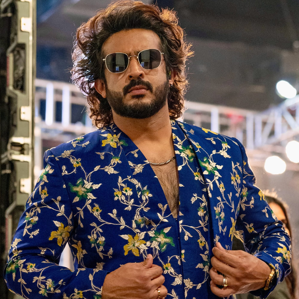 బిగ్ బాస్ వల్ల వచ్చిన డబ్బుతోనే ఇల్లు కొనుగోలు చేశానని వెల్లడించాడు. నాకు వచ్చిన మనీ ఎవ్వరికీ వచ్చి ఉండవు అని రవి అన్నాడు. అలాగే బిగ్ బాస్ చూపించేది ఒక గంట ఎపిసోడ్ మాత్రమేనని, అందులో అంతా నిజం ఉండదని, లోపల జరిగేది చాలా భిన్నంగా ఉంటుందని పేర్కొన్నాడు. పదేళ్లుగా టీవీ పరిశ్రమలో ఉన్నందున, కంటెంట్ కోసం ఎలా ప్రవర్తించాలో తెలుసని, అందుకే కొన్నిసార్లు నాటకీయంగా వ్యవహరించాల్సి వచ్చిందని అన్నాడు రవి. కెమెరాల మధ్య ఉండగా నటన తప్పదని, నేను నటించలేదు, ఓన్ గా ఉన్నాను అని ఎవరైనా చెబితే అది అబద్ధమే అని రవి తెలిపాడు.