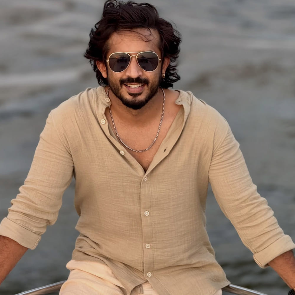 తనకు వచ్చిన పారితోషికం ప్రైజ్‌మనీ కంటే చాలా ఎక్కువని, బహుశా ఏ ఇతర కంటెస్టెంట్‌కు అంత డబ్బు రాలేదని అన్నాడు. మా టీవీతో తనకున్న అనుబంధం, ఆ ఛానెల్ హెడ్స్‌తో ఉన్న కుటుంబ సంబంధాల కారణంగా షోకు నో చెప్పలేకపోయానని రవి తెలిపాడు. మొదటి సీజన్‌ల నుంచి ఆహ్వానాలు ఉన్నా అప్పట్లో ఆసక్తి లేదని పేర్కొన్నాడు. డబ్బు కోసమే బిగ్ బాస్ కు వెళ్ళా అన్నాడు రవి. 