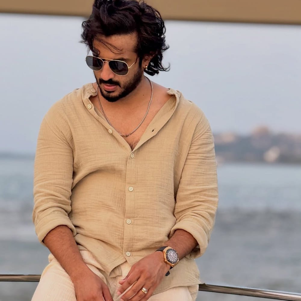 బిగ్ బాస్ గేమ్ షో ఇప్పటికే 9 సీజన్స్ పూర్తి చేసుకుంది. అయితే ఓ యాంకర్ బిగ్ బాస్ వల్ల తన కెరీర్ నాశనం అయ్యిందని చెప్పి షాక్ ఇచ్చాడు. ఆయన ఎవరో కాదు.. యాంకర్ రవి. బుల్లితెరపై రాణిస్తున్న యాంకర్స్ లో రవి ఒకడు. ఓ ఇంటర్వ్యూలో రవి మాట్లాడుతూ. బిగ్ బాస్ గురించి షాకింగ్ విషయాలు పంచుకున్నాడు. బిజీ కెరీర్‌లో ఉన్నప్పటికీ బిగ్ బాస్ షోకు వెళ్లడం అందరినీ ఆశ్చర్యపరిచిందని అయితే, దీనికి ప్రధాన కారణం డబ్బులే అని స్పష్టం చేశాడు రవి.