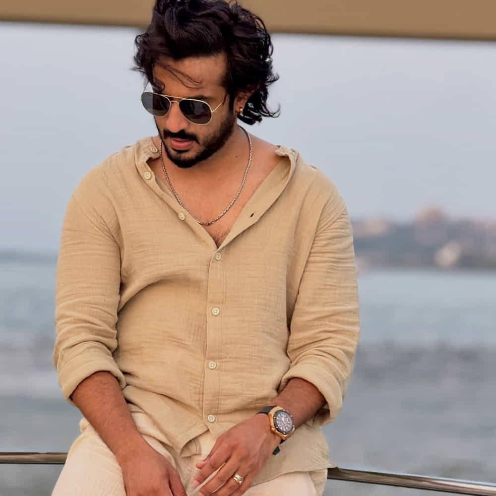 బిగ్ బాస్ గేమ్ షో ఇప్పటికే 9 సీజన్స్ పూర్తి చేసుకుంది. అయితే ఓ యాంకర్ బిగ్ బాస్ వల్ల తన కెరీర్ నాశనం అయ్యిందని చెప్పి షాక్ ఇచ్చాడు. ఆయన ఎవరో కాదు.. యాంకర్ రవి. బుల్లితెరపై రాణిస్తున్న యాంకర్స్ లో రవి ఒకడు. ఓ ఇంటర్వ్యూలో రవి మాట్లాడుతూ. బిగ్ బాస్ గురించి షాకింగ్ విషయాలు పంచుకున్నాడు. బిజీ కెరీర్లో ఉన్నప్పటికీ బిగ్ బాస్ షోకు వెళ్లడం అందరినీ ఆశ్చర్యపరిచిందని అయితే, దీనికి ప్రధాన కారణం డబ్బులే అని స్పష్టం చేశాడు రవి.