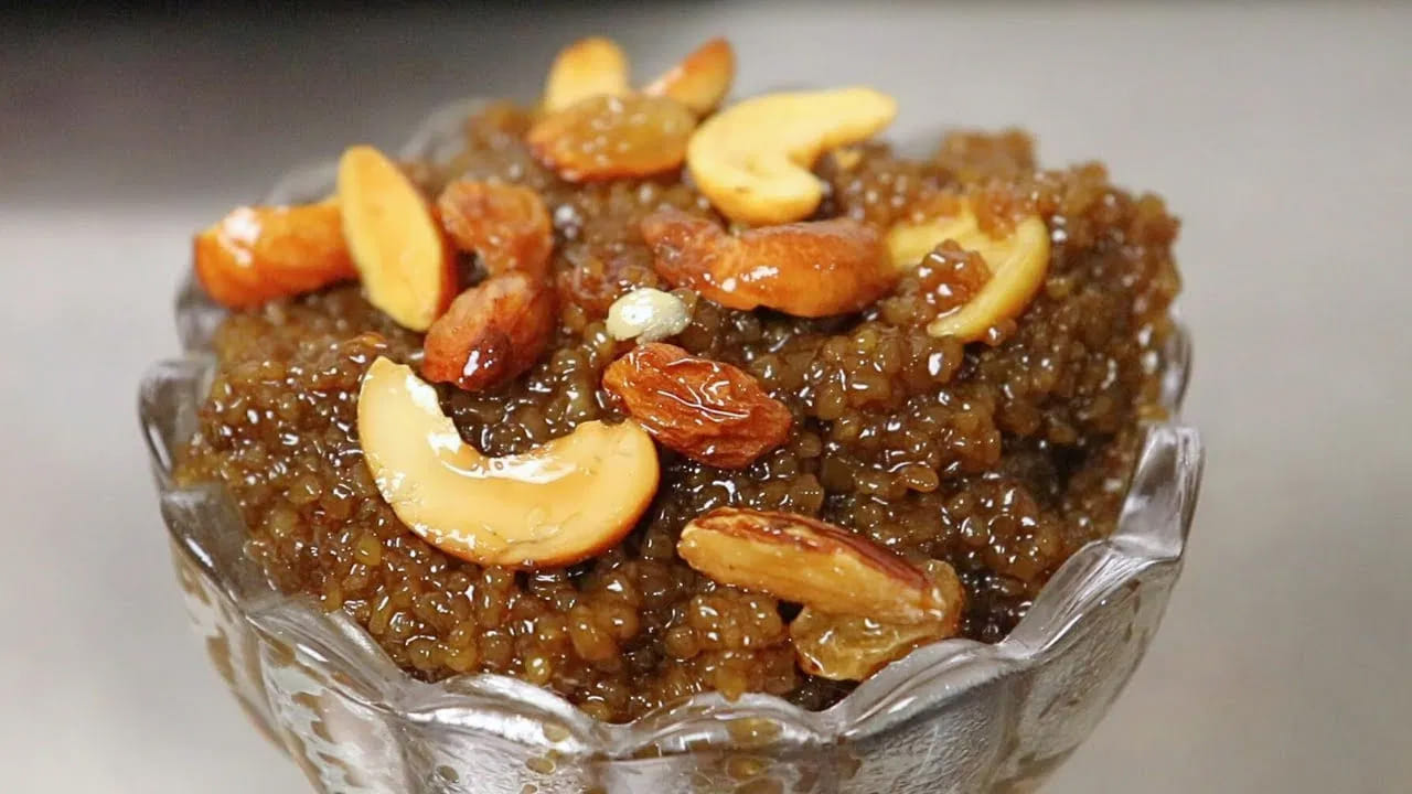 తర్వాత వేరొక పాత్ర స్టవ్ పై పెట్టి, అందులో 1.5 కప్పుల నీరు, 0.5 పాలు పోసి బాగా మరిగించాలి. ఇవి మరిగే సమయంలో వేయించి పెట్టుకున్న రవ్వను పాల మిశ్రమంలో వేయాలి. ఇప్పుడు దీనిని సన్నని మంటపై బాగా కలుపుతూ, ఉండలు లేకుండా చూసుకోవాలి.