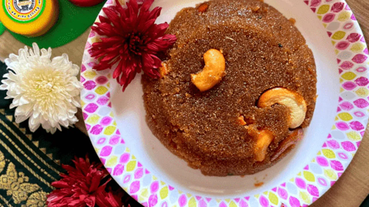 తయారీ విధానం : ముందుగా స్టవ్ ఆన్ చేసి పాన్ పెట్టాలి. ఇప్పుడు అందులో రెండు టీ స్పూన్స్ నెయ్యి వేసి, రెండు కప్పుల రవ్వను పచ్చివాసన పోయి, బ్రౌన్ కలర్ వచ్చే వరకు బాగా వేయించాలి. ఇది ఎంత వేగితే అంత టేస్ట్ వస్తుంది.