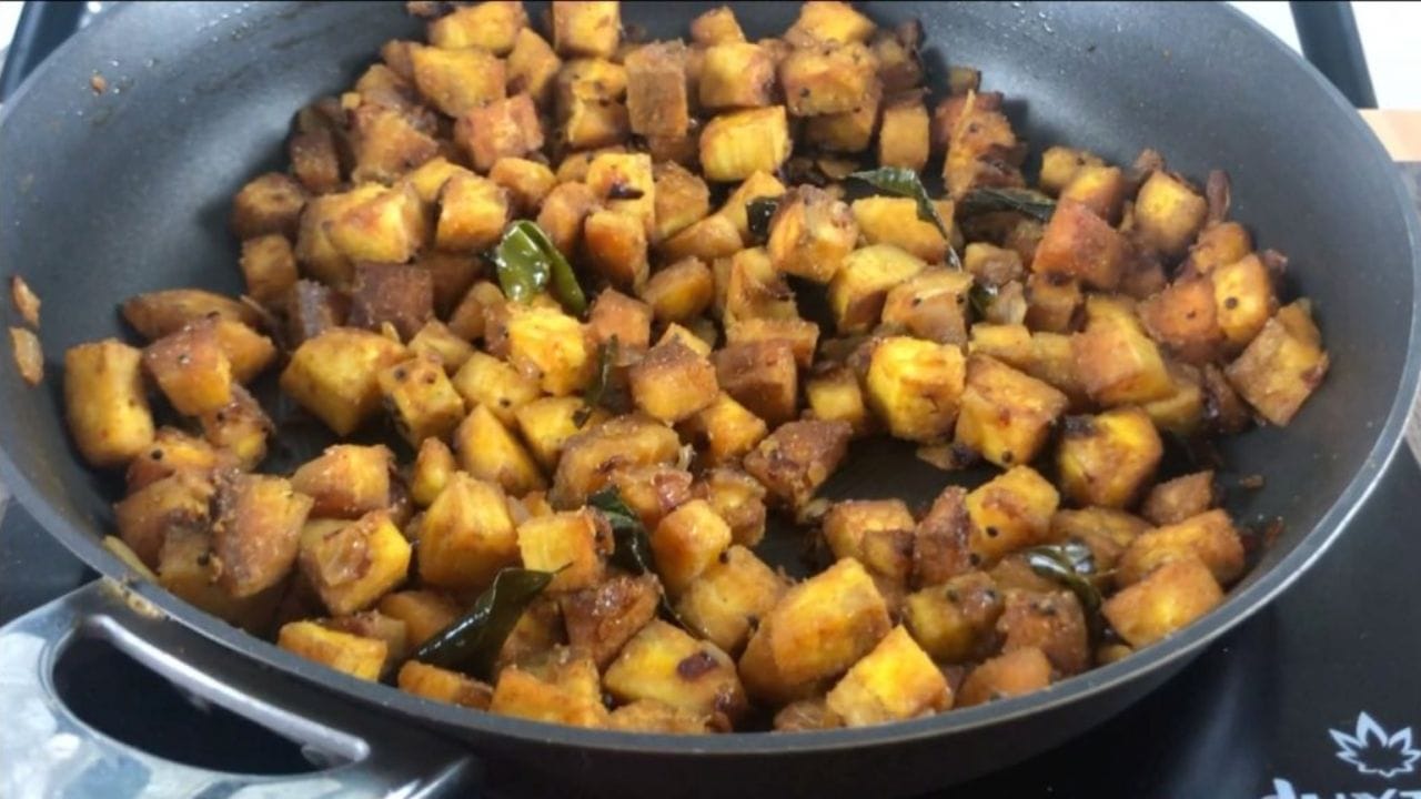 అరటికాయ, కంద మెళుక్కుపురట్టి: ఇది కూడా ఒక రకమైన వేపుడు వంటకం. కేరళ వస్తే దీన్ని తప్పకుండా ట్రై చేయాల్సిందే. దీనిని ఎలా తయారు చేస్తారంటే.. పచ్చి అరటికాయ, కంద ముక్కలను ఆవాలు, కరివేపాకు, కొబ్బరి నూనెతో కలిపి వేయిస్తారు. కొబ్బరి నూనె ఈ ముక్కలకు ఒక అద్భుతమైన రుచిని ఇస్తుంది.