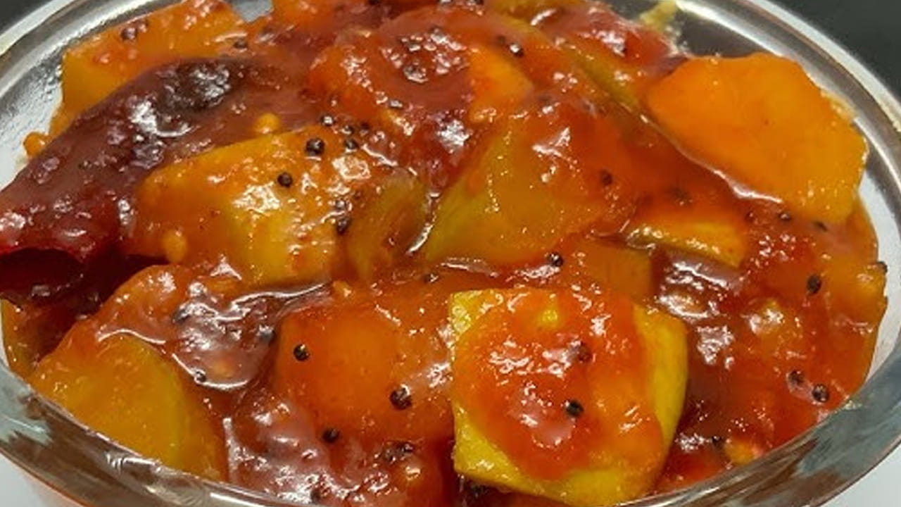 కావాల్సిన పదార్దాలు: బెల్లం,  మామిడికాయ ముక్కలు,  తీపి బెల్లం, కారం, ఆవపిండి,  నూనెను తీసుకోవాలి.  దీనిని రెండు తెలుగు రాష్ట్రాల్లో ఎంతో ఇష్టంగా తింటారు. 
