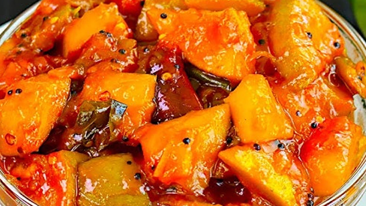 ముందుగా ఒక పాన్ తీసుకుని దానిలో కొద్దిగా నెయ్యి  వేసి దానిలో ఆవాలు,  మామిడి ముక్కలు, ఒక స్పూన్ కారం, రుచికి సరిపడా ఉప్పు,  ఎండుమిర్చి , కొద్దిగా ఆవపిండి, కరిగించిన బెల్లం పాకం వేసి బాగా కలుపుకోవాలి.  10-15 నిమిషాల పాటు ఇలా ఉంచితే ఉడికిస్తే, మామిడి ముక్కలు కూడా మెత్తబడతాయి. తినడానికి కూడా రుచికరంగా ఉంటుంది. 