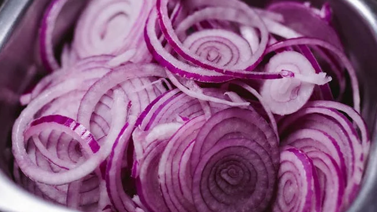 రక్తంలో చక్కెర స్థాయిలు (Blood Sugar levels): ఉల్లిపాయలకు రక్తంలో చక్కెరను తగ్గించే గుణం ఉంటుంది. ఒకవేళ మీరు ఇప్పటికే హైపోగ్లైసీమియా (లో-షుగర్)తో బాధపడుతున్నా లేదా ఇన్సులిన్ వాడుతున్నా, పచ్చి ఉల్లిపాయలను అతిగా తీసుకోవడం వల్ల చక్కెర స్థాయిలు ప్రమాదకరంగా పడిపోవచ్చు.