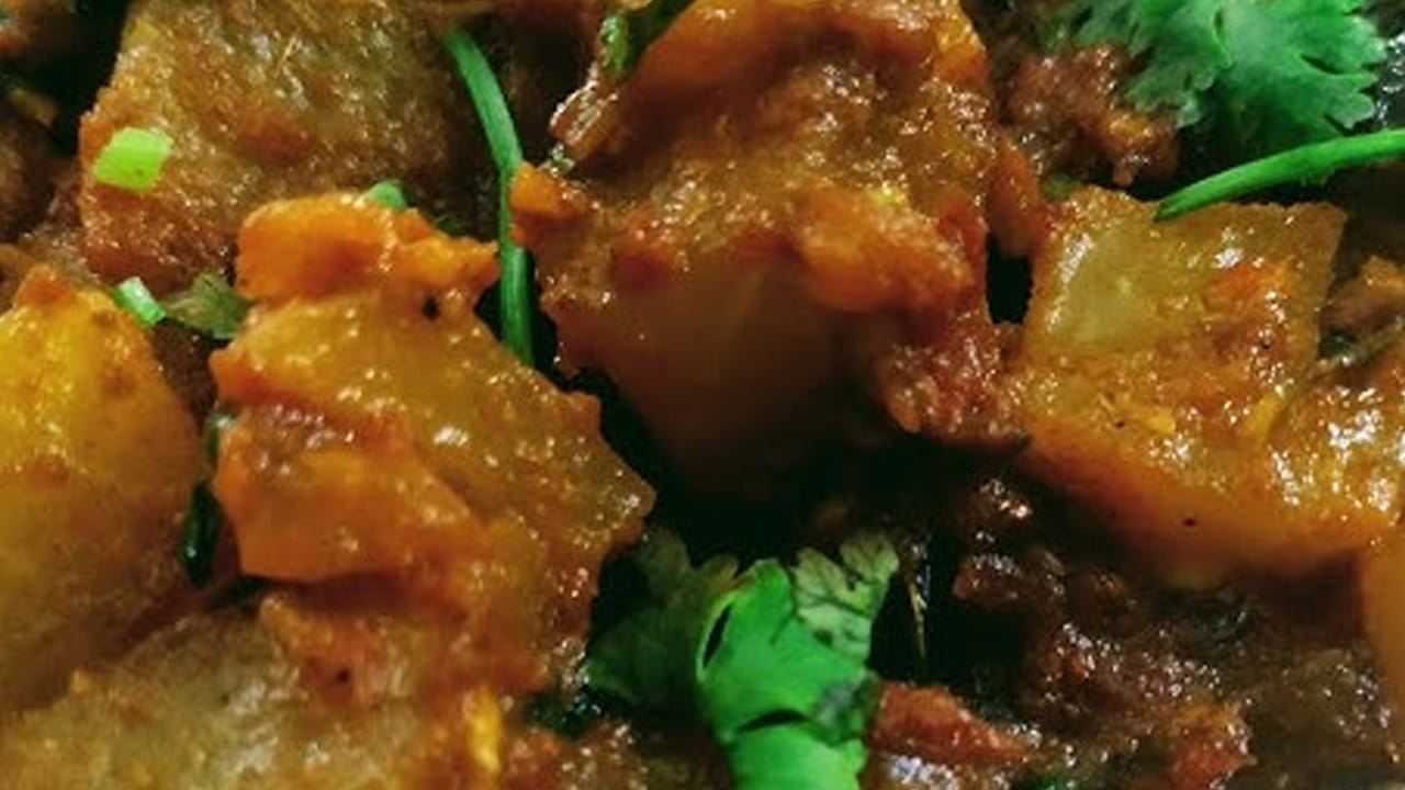 ముందుగా పచ్చి బొప్పాయి ముక్కలను సిద్ధం చేసుకోవాలి: పచ్చి బొప్పాయి నీటితో రెండు సార్లు బాగా కడిగి వాటిని చిన్న చిన్న  ముక్కలుగా కట్ చేసి ఒక ప్లేట్ లోకి తీసుకోవాలి.  ముక్కలు పెద్దగా అస్సలు కట్ చేయకండి. ఉడకడానికి చాలా సమయం పడుతుంది. 
