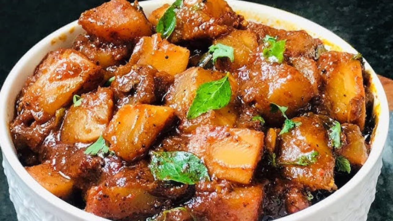 ఇప్పుడు గ్యాస్ వెలిగించి ఒక పాన్‌లో నూనె వేసి, అది వేడయ్యాక దానిలో జీలకర్ర వేసి బాగా వేయించుకోవాలి. కొద్దీ సేపటి తర్వాత   ఉల్లిపాయ ముక్కలు, కట్ చేసిన పచ్చిమిర్చి, ఒక టేబుల్ అల్లం వెల్లుల్లి పేస్ట్ వేసి మీడియం మంటపై బాగా వేయించుకోవాలి. 
ఉల్లిపాయలు రంగు మారే వరకు పొయ్యి మీదే ఉంచండి. 