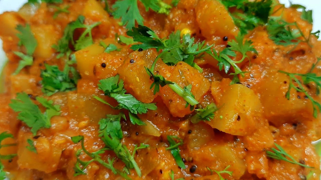 ఉల్లిపాయలు బాగా మగ్గిన తర్వాత టమాటో ముక్కలు, ఒక టేబుల్ స్పూన్ ధనియాల పొడి, రెండు టేబుల్ స్పూన్స్ కారం , 
రుచికి సరిపడా ఉప్పు వేసి మిక్స్ అయ్యేలా కలుపుకోవాలి.  టమాటోలు ఉడికే వరకు పొయ్యి మీదే ఉంచాలి. 