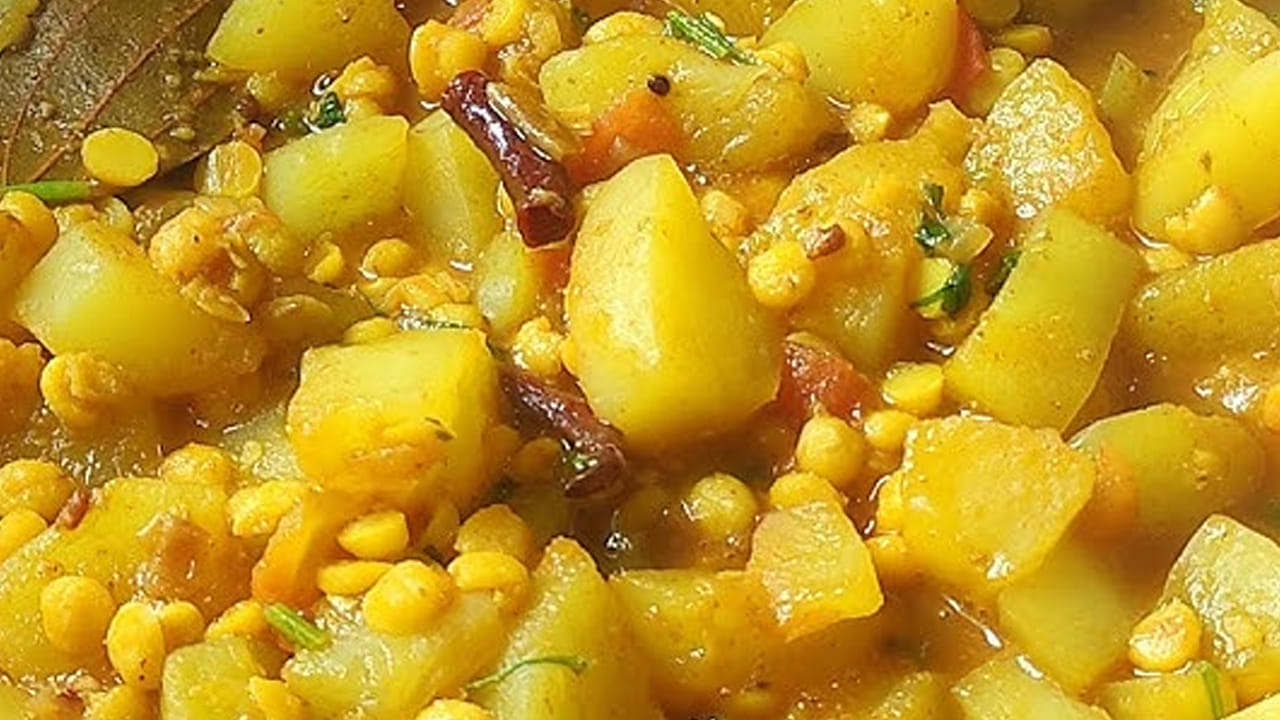 చివర్లో ముందుగా రెడీ చేసి పెట్టుకున్న పచ్చి బొప్పాయి ముక్కలు వేసి బాగా ఉడికే వారికీ స్టవ్ మీదే ఉంచాలి. ఇవి మరి మెత్తగా అయ్యే వరకు ఉంచకూడదు. దించే ముందు కొద్దిగా కొత్తిమీర వేసి అన్నంలో తినడమే. 