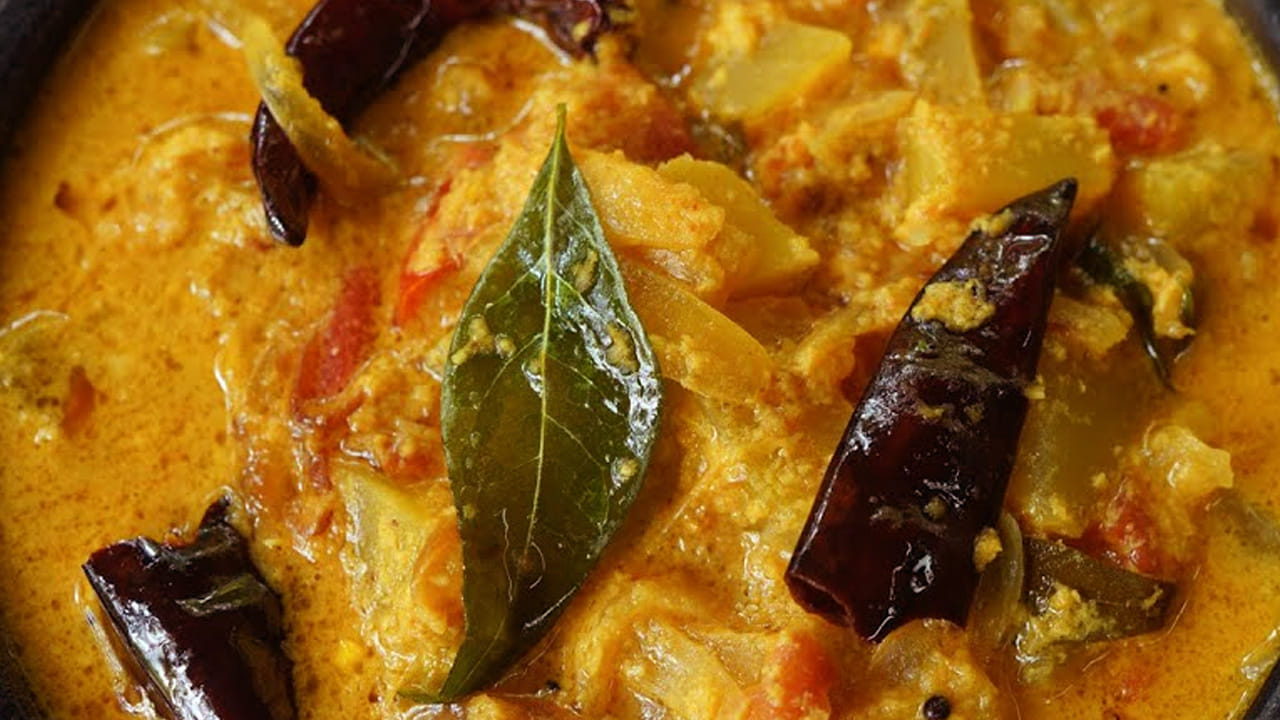 కావాల్సిన పదార్ధాలు : అర కిలో పచ్చి బొప్పాయి ముక్కలు, రెండు పెద్ద ఉల్లిపాయ, నాలుగు పచ్చిమిర్చి, రెండు పెద్ద టమాటోలు, ఒక టేబుల్ స్పూన్ అల్లం వెల్లుల్లి పేస్టు, రెండు టేబుల్ స్పూన్లు నెయ్యి,  రెండు టేబుల్ స్పూన్లు కారం, ఒక టేబుల్ స్పూన్ ధనియాల పొడి, 
అర టీ స్పూన్ జీలకర్ర, రుచికి సరిపడా ఉప్పు, అర కట్ట కొత్తిమీర. 