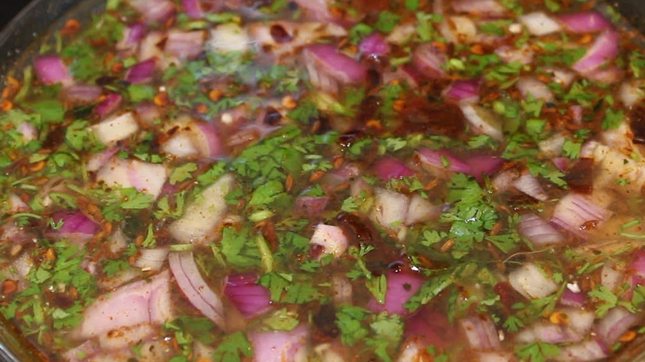 
ముందుగా పచ్చి చింతపండును తీసుకుని దానిని నీటితో శుభ్రపరచి ఒక చిన్న నిమ్మకాయంత చింతను తీసుకుని 20 నిముషాలు నానాబెట్టుకోవాలి. ఆ తర్వాత ఐదు సార్లు నీటిని కలుపుతూ ఆ రసాన్ని ఒక పాత్రలోకి తీసుకోవాలి. 