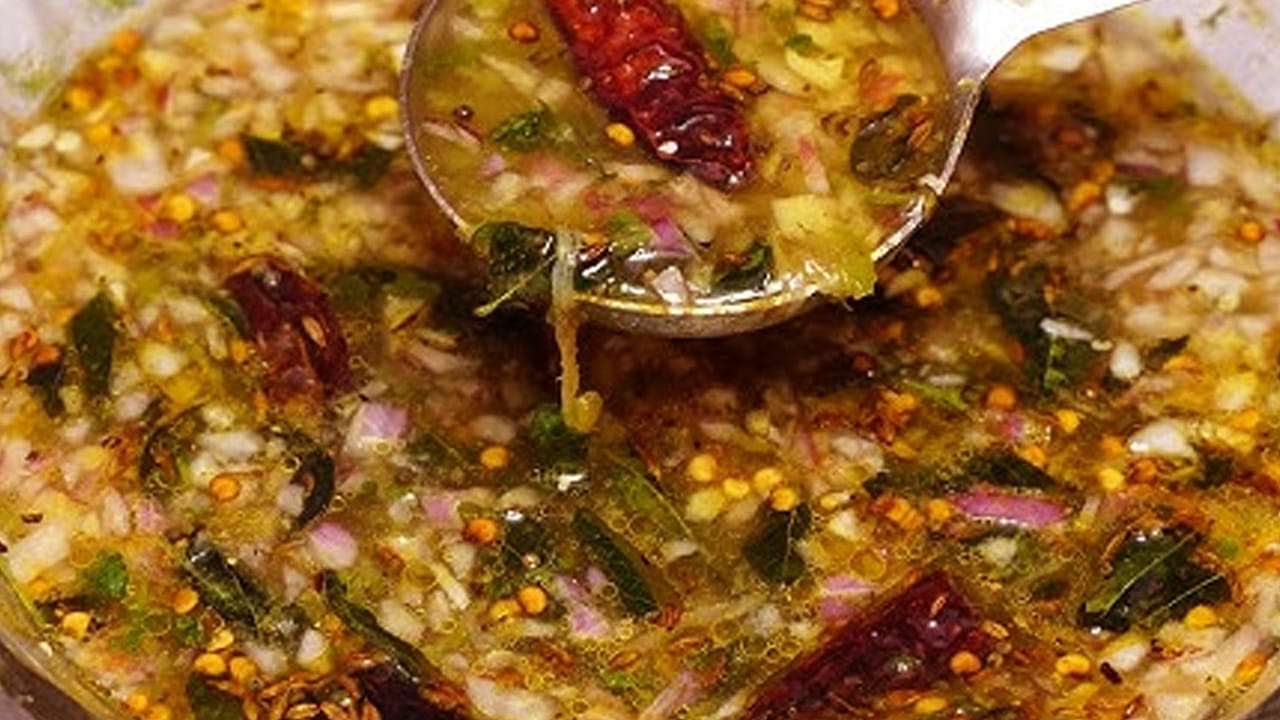 
మసాలా రెడీ చేసుకోవాలి : ఇప్పుడు గ్రైండ్ లేదా రోట్లో 6 వెల్లుల్లి రెబ్బలు, 4 పెద్ద ఉల్లిపాయలు, రెండు టేబుల్ స్పూన్స్  జీలకర్ర, అర టేబుల్ స్పూన్ మిరియాలు,  7 పచ్చిమిర్చి, అర కట్ట కొత్తిమీర, కరివేపాకు ఆకులు కూడా వేసి కొద్దిగా పేస్ట్ మాదిరి దంచుకోవాలి.
