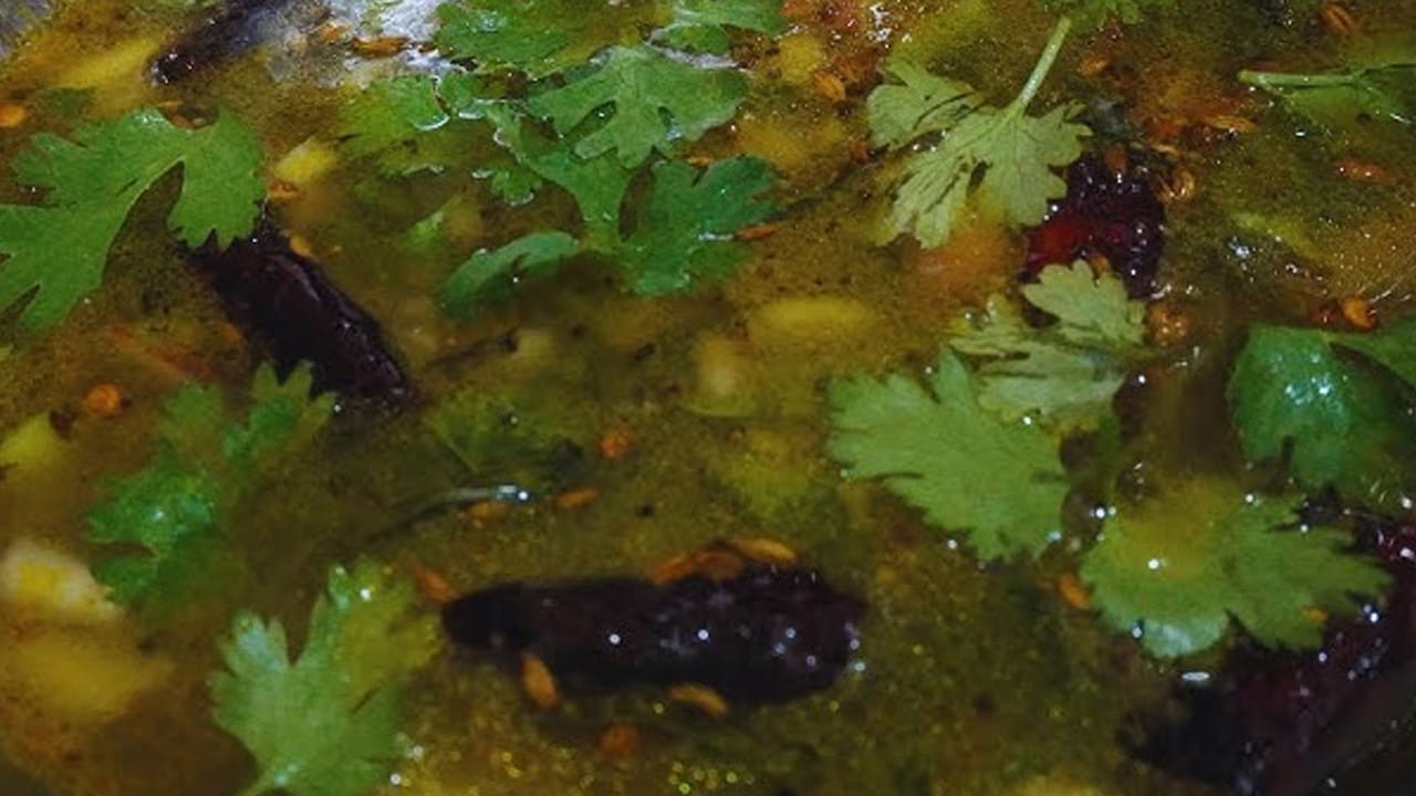 
తాలింపు లేదా పోపు పెట్టుకోవాలి: ఇక ఇప్పుడు గ్యాస్ స్టవ్ వెలిగించి వేరే పాన్‌ పెట్టి దానిలో రెండు టేబుల్ స్పూన్స్ నూనె వేసి అది వేడయ్యాక, అర టీ స్పూన్ ఆవాలు, అర టీ స్పూన్ జీలకర్ర, నాలుగు ఎండుమిర్చి, కరివేపాకు ఆకులు, ఇంగువతో పోపు పెట్టుకుని,
దానిని పచ్చి చింతపండు రసం మిశ్రమంలో కలపాలి.