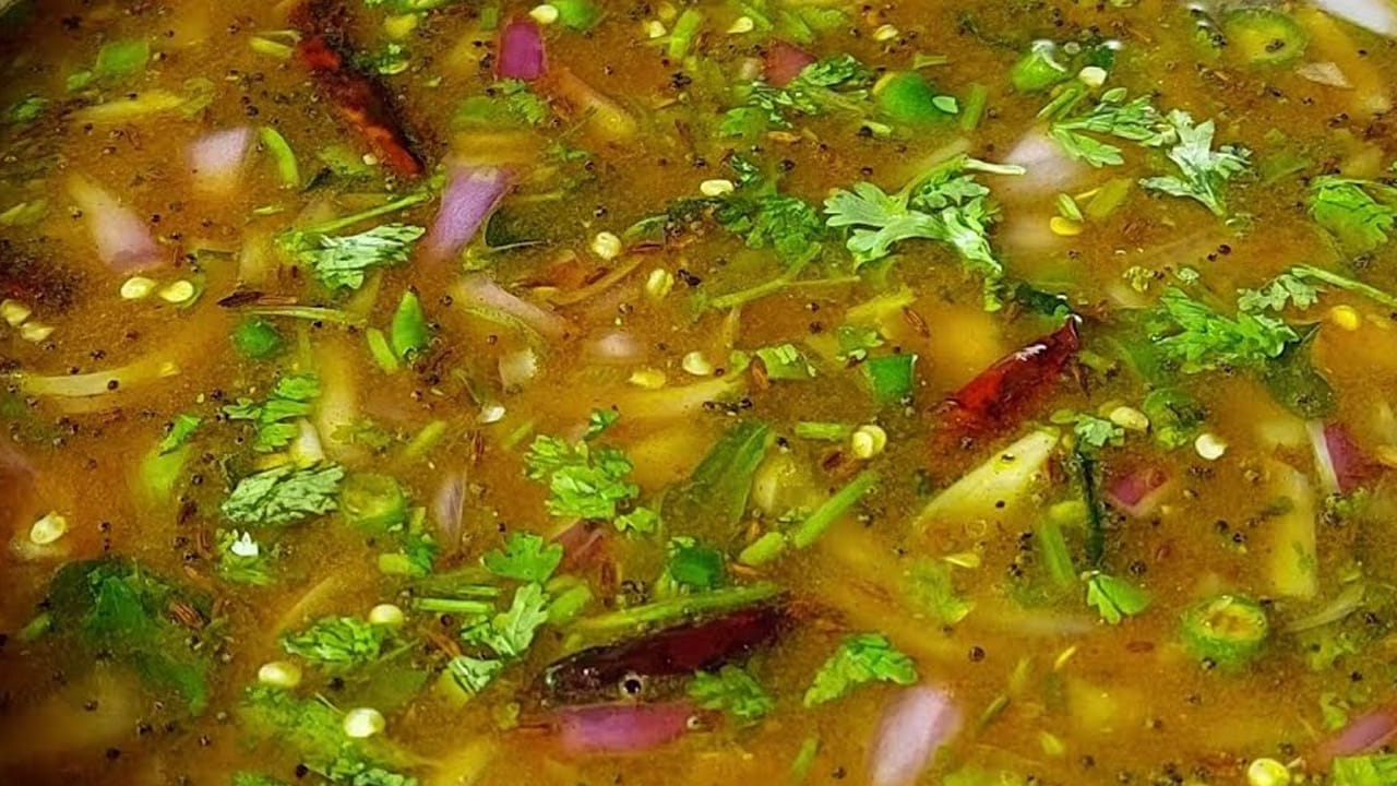 
తాలింపు పెట్టకుండానే కలపొచ్చు: స్టవ్ వెలిగించి  పాన్‌ వేసి దానిలో మూడు టేబుల్ స్పూన్స్ ఆయిల్ వేసి, పచ్చి ఆవాలు, జీలకర్ర, నాలుగు ఎండుమిర్చి, కరివేపాకు ఆకులు, అర టీ స్పూన్ పసుపు,  ఈ రసం మిశ్రమంలో మిక్స్ అయ్యేలా బాగా కలుపుకోవాలి.