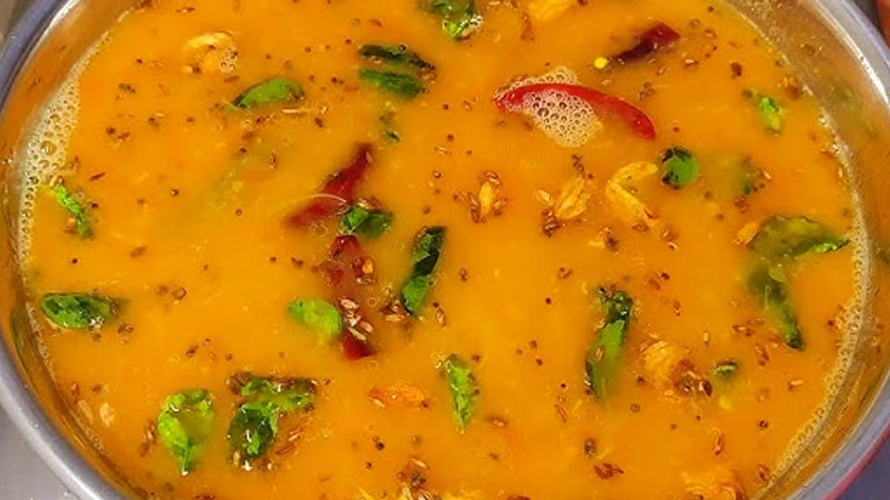 కావాల్సిన పదార్దాలు: కంది పప్పు, టమాటాలు, పచ్చిమిర్చి,  బీన్స్, బంగాళాదుంప, కాలీఫ్లవర్, ఉల్లిపాయలు, అల్లం-వెల్లుల్లి పేస్ట్, తాలింపు గింజలు, ఉప్పు, పసుపు, కారం, నూనెను తీసుకోవాలి.  