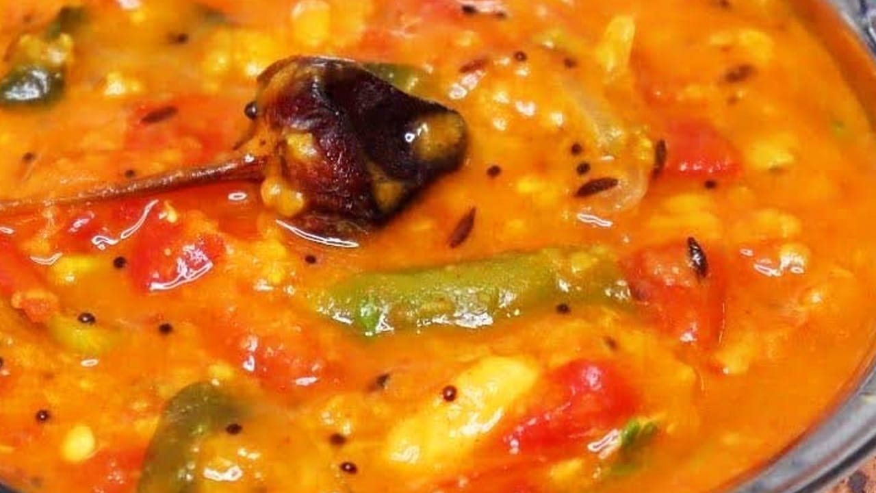 పప్పు ఉడికించడం: ముందుగా కంది పప్పును తీసుకుని దానిని రెండు సార్లు కడిగి, 4 కప్పుల నీరు, అర టీ స్పూన్ పసుపు,దానిలో నూనెను వేసి ప్రెజర్ కుక్కర్‌లో బాగా ఉడికించాలి.