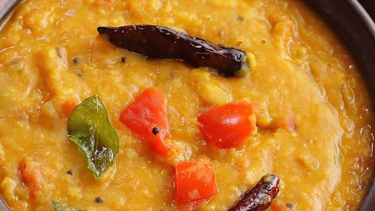 కూరగాయలను ఉడికించడం: మధ్యలో పప్పు ఉడికిన తర్వాత  కూరగాయలు అన్ని  వేసి, దానిలో కొద్దిగా ఉప్పు, అర టీ స్పూన్ పసుపు వేసి కూరగాయలు మెత్తగా అయ్యే వరకు మూత పెట్టి వాటిని బాగా ఉడికించాలి.