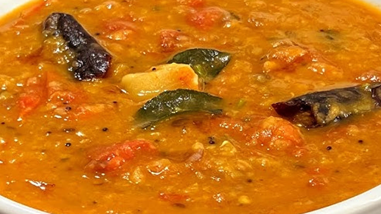 ఇప్పుడు టమోటా ముక్కలు, ఒక టేబుల్ స్పూన్ కార వేసి స్టవ్ మీదే ఉంచి దీనిని బాగా ఉడికించాలి. దీనిలో ఒక గ్లాస్ నీళ్లు పోసి, రుచి పప్పును 10 నిమిషాల పాటు మీడియం మంట మీద పొయ్యి మీదే ఉడికించాలి.
