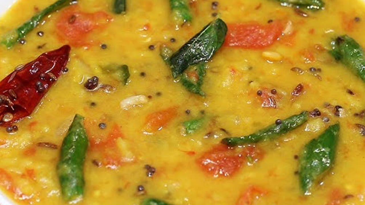 ఇప్పుడు మళ్ళీ స్టవ్ వెలిగించి పాన్‌ పెట్టుకుని దానిలో 3 టేబుల్ నూనె ఆయిల్ చేసి తాలింపు గింజలు,  ఎండుమిర్చి, జీలకర్ర, 4  కరివేపాకు ఆకులు పోపు వేయాలి. ఆ తర్వాత ఉల్లిపాయ, పచ్చిమిర్చి ముక్కలు, ఒక టేబుల్ స్పూన్ అల్లం-వెల్లుల్లి పేస్ట్ వేసి పోపు పెట్టుకోవాలి. అంతే, వేడి వేడి పచ్చి కూరగాయల పప్పు రెడీ. 
