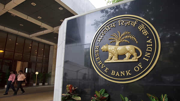 RBI: ఈ రెండు బ్యాంకులపై షాకిచ్చిన ఆర్బీఐ.. భారీ జరిమానా.. కారణం ఇదే!