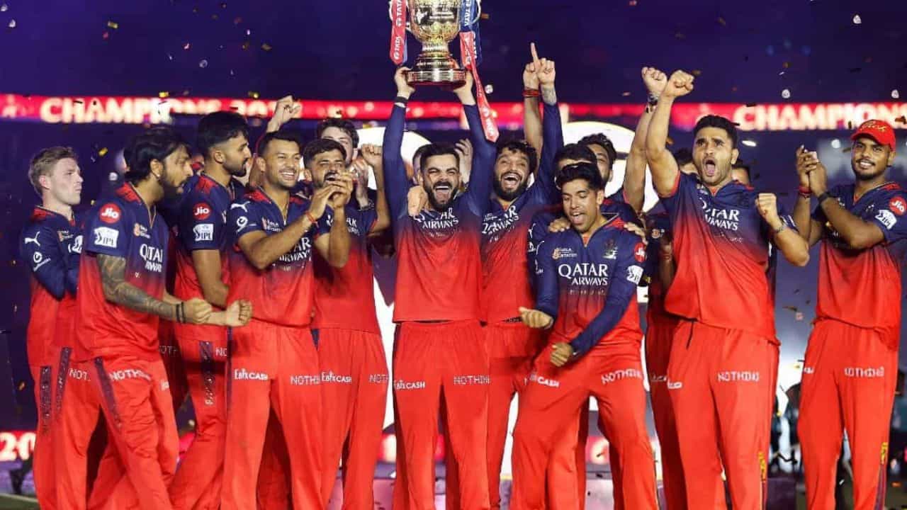 ఈ సందర్భంగా ఆదిత్య బిర్లా గ్రూప్ ఛైర్మన్ కుమార్ మంగళం బిర్లా మాట్లాడుతూ, ఐపీఎల్ అనేది అంతర్జాతీయ క్రీడా ప్రపంచంలో ఒక శక్తివంతమైన వేదిక అని కొనియాడారు. ఆర్సీబీ వంటి ప్రతిష్టాత్మక జట్టుకు సంరక్షకులుగా మారడం తమకు గర్వకారణమని, ఈ జట్టు వారసత్వాన్ని మరింత ఉన్నత స్థాయికి తీసుకెళ్తామని ఆయన ధీమా వ్యక్తం చేశారు. 2008 నుంచి జట్టును నడిపించిన యునైటెడ్ స్పిరిట్స్ స్థానంలో ఇప్పుడు బిర్లా గ్రూప్ బాధ్యతలు చేపట్టనుంది.