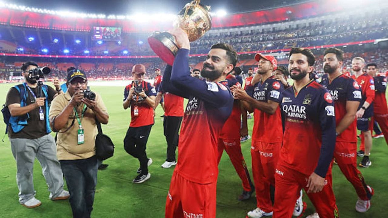 ఈ వారంతంలో ఐపీఎల్ 2026 సీజన్ ప్రారంభం కానున్న తరుణంలో ఈ యాజమాన్య మార్పు జరగడం ప్రాధాన్యత సంతరించుకుంది. మొదట రాజస్థాన్ రాయల్స్ జట్టుపై ఆసక్తి చూపిన ఈ కూటమి, చివరి నిమిషంలో బెంగళూరు జట్టును దక్కించుకోవడానికి మొగ్గు చూపింది.