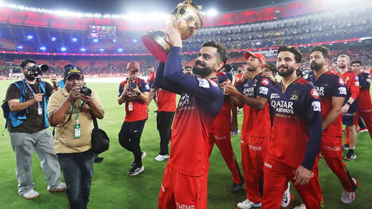 ఈ వారంతంలో ఐపీఎల్ 2026 సీజన్ ప్రారంభం కానున్న తరుణంలో ఈ యాజమాన్య మార్పు జరగడం ప్రాధాన్యత సంతరించుకుంది. మొదట రాజస్థాన్ రాయల్స్ జట్టుపై ఆసక్తి చూపిన ఈ కూటమి, చివరి నిమిషంలో బెంగళూరు జట్టును దక్కించుకోవడానికి మొగ్గు చూపింది.
