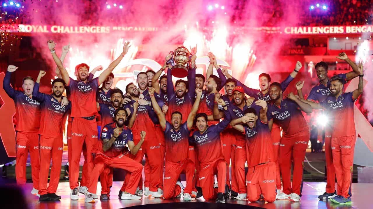 RCB New Owner: గత ఏడాది ఐపీఎల్ 2025 విజేతగా నిలిచిన కొద్ది నెలలకే యునైటెడ్ స్పిరిట్స్ సంస్థ ఆర్సీబీ ఫ్రాంచైజీని అమ్మకానికి పెట్టింది. తాజాగా ఆదిత్య బిర్లా గ్రూప్, అమెరికా క్రీడా పెట్టుబడిదారు డేవిడ్ బ్లిట్జర్, బ్లాక్స్టోన్ సంస్థల కూటమి ఈ జట్టును కొనుగోలు చేసింది.