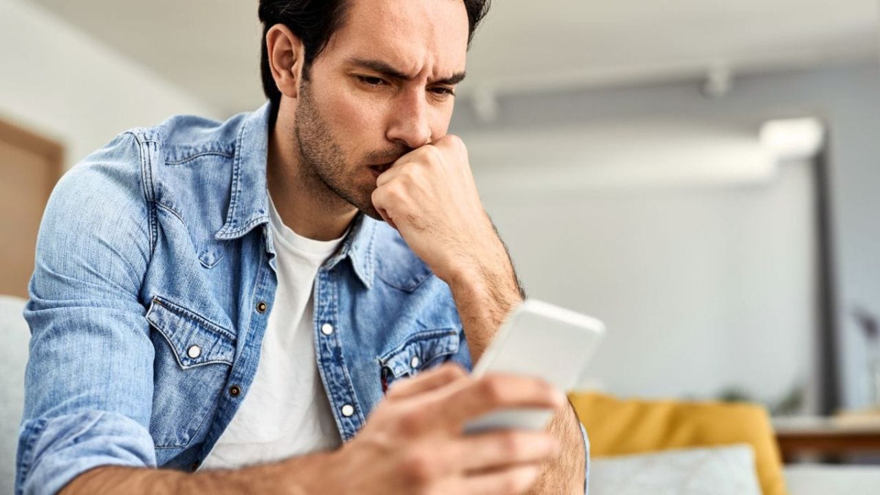 పాత ప్రేమికుడికి మెసేజ్ చేయాలనుకుంటున్నారా? ఆ ఒక్క ‘హాయ్’ వెనుక ఉన్న ప్రమాదాలివే!