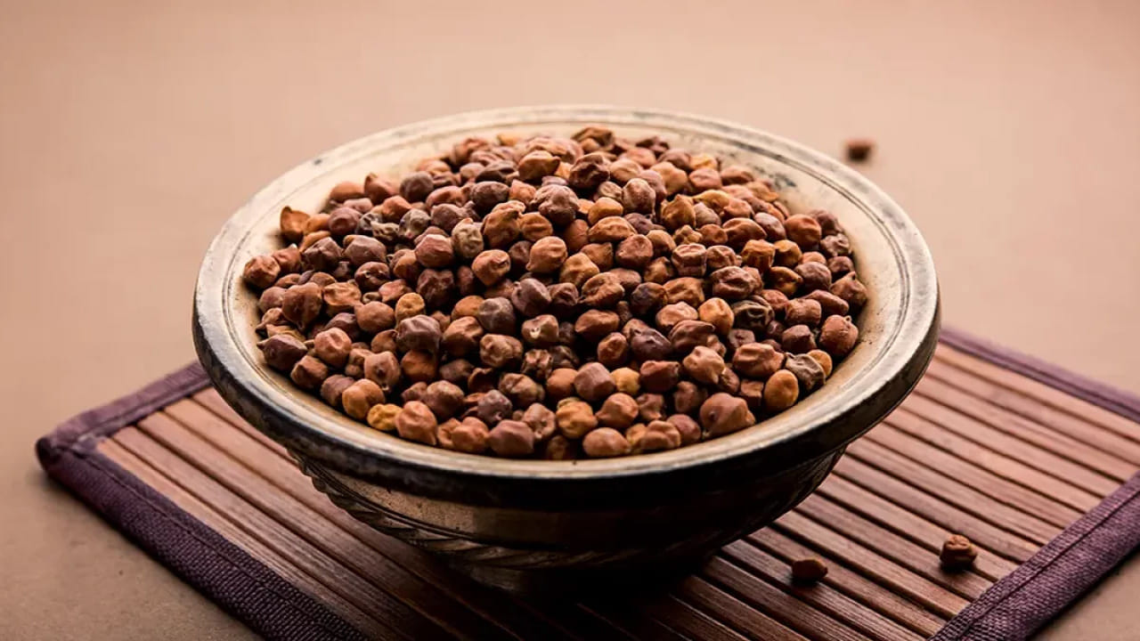 చాలా మంది మెలకెత్తిన శనగలు తినడానికి ఇష్టపడతారు. శనగలు ఇలా తినడం వల్ల అధిక ప్రయోజనాలు కలుగుతాయి. ఉదయాన్నే ఖాళీ కడుపుతో మొలకెత్తిన శనగలు తింటే నెల రోజుల్లోనే అత్యధిక బరువు తగ్గుతారు.