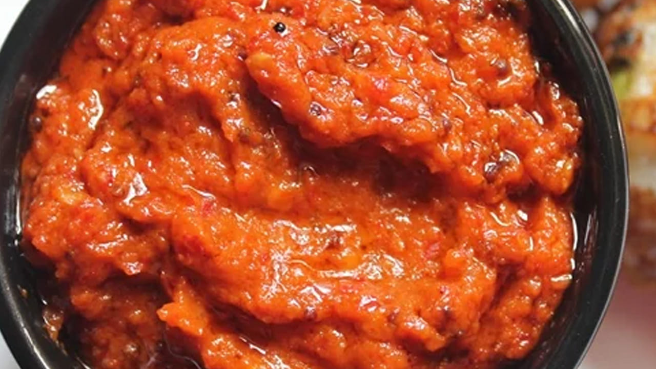 మిక్సీ లో కానీ, రోటిలో కానీ  వేయించిన పల్లీలు ముక్కలు, ఎండుమిర్చి, జీలకర్రను వేసి బాగా దంచుకోవాలి. ఆ తర్వాత తరిగిన అల్లం, శనగపప్పు ,  చింతపండు, రుచికి తగినంత ఉప్పు వేసి, కొద్దిగా నీళ్లు పోసి వాటిని బాగా  పట్టుకోవాలి.
