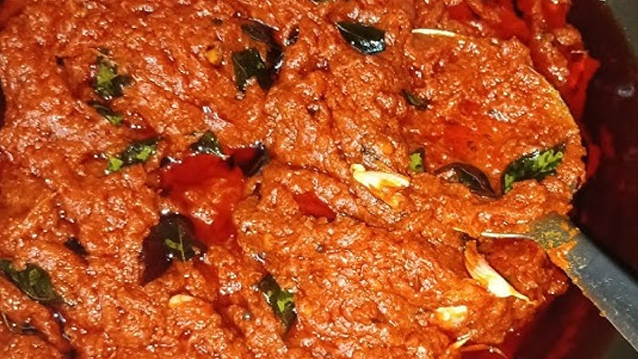 స్టవ్ వెలిగించి పాన్  పెట్టి నూనె వేసి వేసి అది వేడయ్యాక   ఆవాలు, జీలకర్ర, కరివేపాకు ఆకులు , పచ్చి మిర్చి ముక్కలు, ఎండుమిర్చిని కూడా వేసి వాటిని బాగా వేయించాలి. ఈ పోపును ఎండు మిర్చి పచ్చడి మిశ్రమంలో    వేసి గరిటేతో వాటిని బాగా మిక్స్ అయ్యేలా కలపాలి.