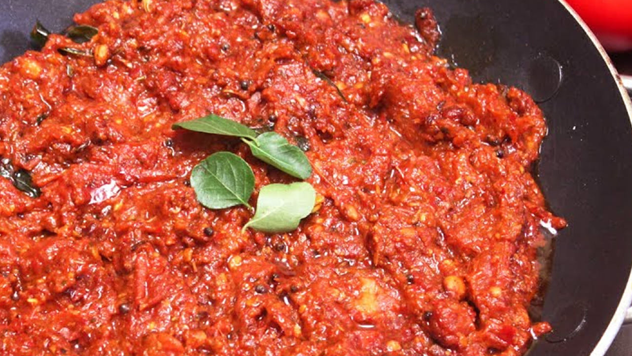 ఎండు మిర్చి పచ్చడి మరింత రుచిగా ఉండాలంటే దానిలో  వెల్లుల్లి పేస్ట్ వేసుకుంటే తినడానికి టేస్టీగా ఉంటుంది. చట్నీ చిక్కగా రావాలంటే కొద్దిగా నీళ్లు పోస్తే సరిపోతుంది. ఇలా చేస్తే ఒక దోసె, ఒక ఇడ్లీ తినే వాళ్ళు రెండు ప్లేట్స్ లాగిస్తారు.
