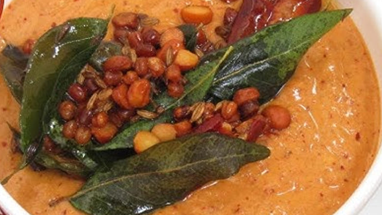 ఎండు మిర్చి పల్లీల చట్నీని పల్లెటూర్లలో బాగా చేసుకుని తింటారు. ఈ పచ్చడిని చాలా మంది ఉప్మా, ఇడ్లీల్లోకి తింటారు. ఇంకా వీటిలో పచ్చిమిర్చి, కొద్దిగా అల్లం, చింతపండును కూడా ఈ పల్లీల పచ్చడిలో వేస్తే రుచిగా ఉంటుంది. 
