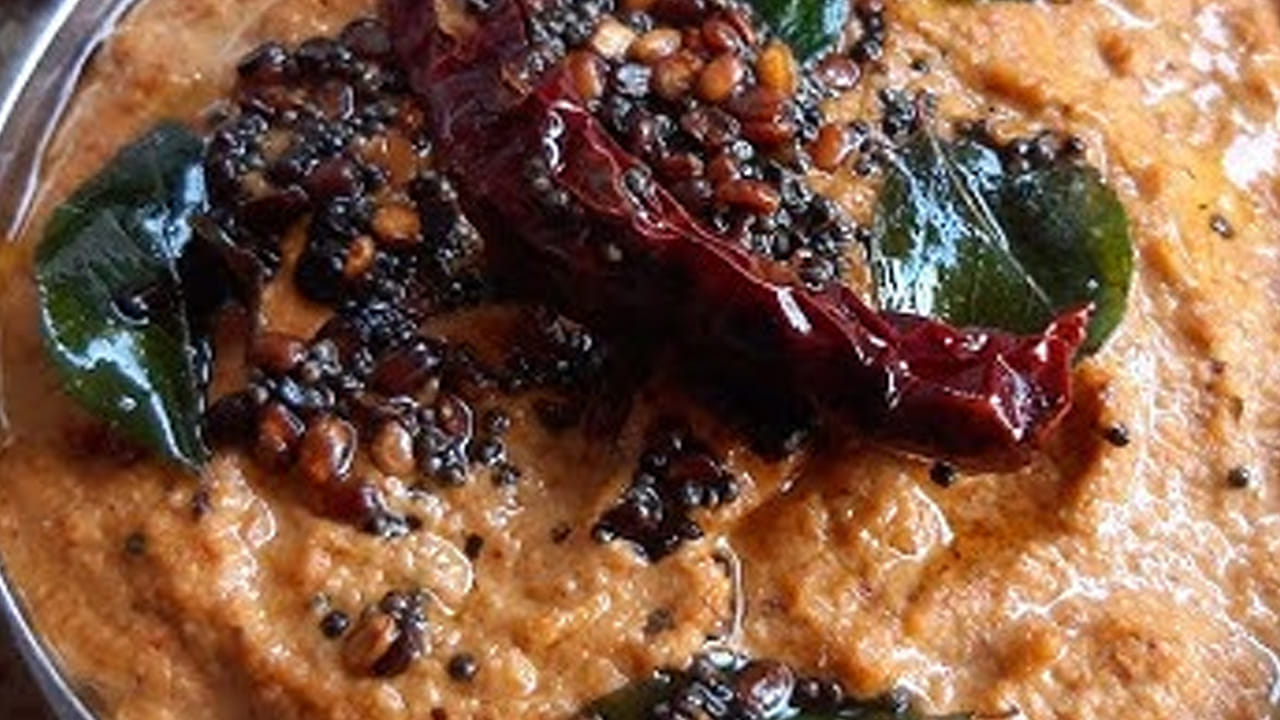 కావాల్సిన పదార్ధాలు : 150 గ్రాముల పల్లీలు, కొబ్బరి , 50 గ్రాముల ఎండు మిర్చి, అల్లం, 4 టేబుల్ స్పూన్ల శనగపప్పు పప్పు, పసుపు, నిమ్మకాయంత  చింతపండు, నిమ్మరసం, రుచికి సరిపడా ఉప్పును తీసుకోవాలి.