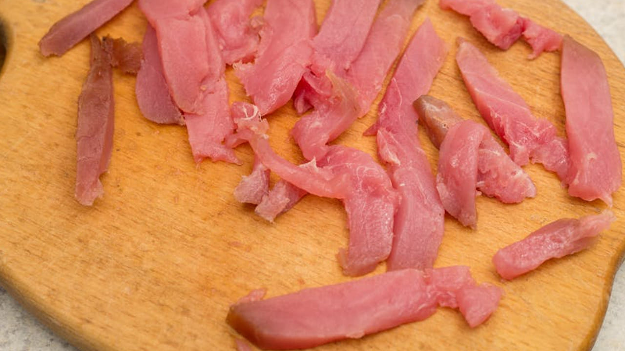  వాసనతో కూడా మటన్ ఫ్రెష్ గా ఉందో? లేదో ఈజీగా గుర్తించవచ్చు. తాజా మటన్‌ అయితే వాసన అసలు రాదు. నిల్వ ఉంచినది కానీ, నిన్నటిది కానీ వాసన వస్తుంది. ఇంకా మీరు ఆన్లైన్ పెడితే దానిని చెక్ చేసి తీసుకోవడం మంచిది. 