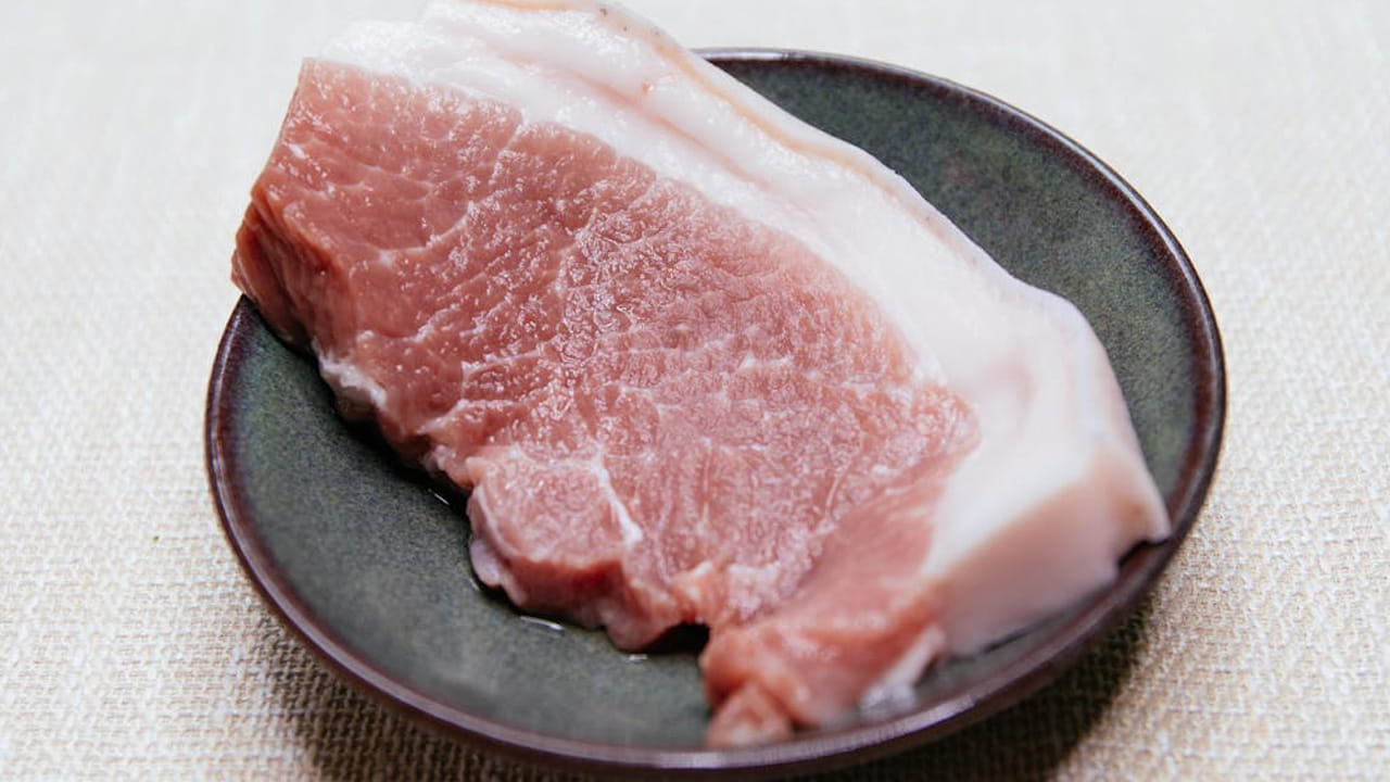 ఎముకలను చూసి కూడా ఇది తాజాగా ఉందో లేదో గుర్తించవచ్చు. ఫ్రెష్ మటన్‌ అయితే  తెల్లటి రంగులో ఉంటుంది. ఇక  కొవ్వు పసుపు కలర్ లో ఉంటే అది నిల్వ ఉంచిన మటన్ అని తెలుసుకోండి. అలాగే చిన్న ఎముకలు మెత్త బడినా కూడా డి నిల్వ కాదని గ్రహించండి.