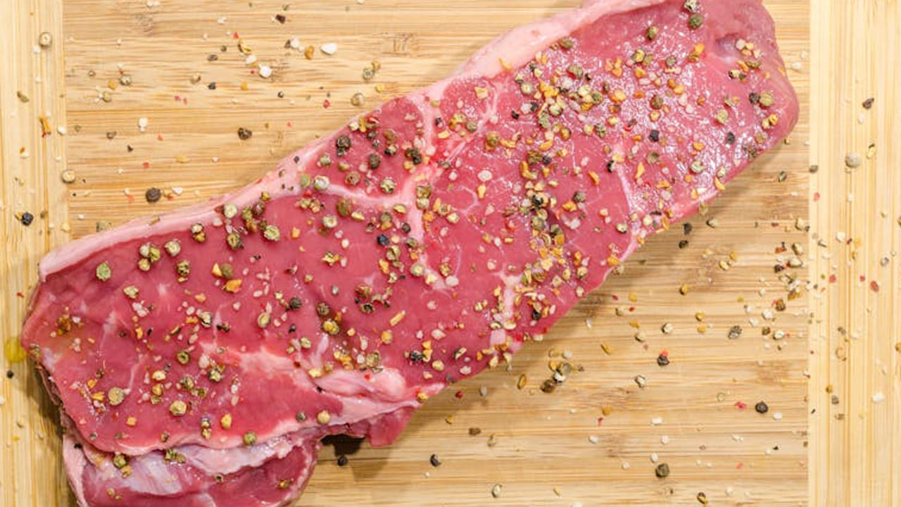 మటన్ కొనేటప్పుడు ఇవి తప్పక పాటించండి.. మటన్ కొనేటప్పుడు క్వాలిటీ ఉన్న  మాంసాన్ని తీసుకోండి. లైసెన్స్ ఉన్న వాటి నుంచే కొనుగోలు చేయండి. శుభ్రత లేని షాపుల్లో మటన్ కొనకండి. మాంసం గట్టిగా ఉన్నది కూడా అస్సలు తీసుకోకండి. 
