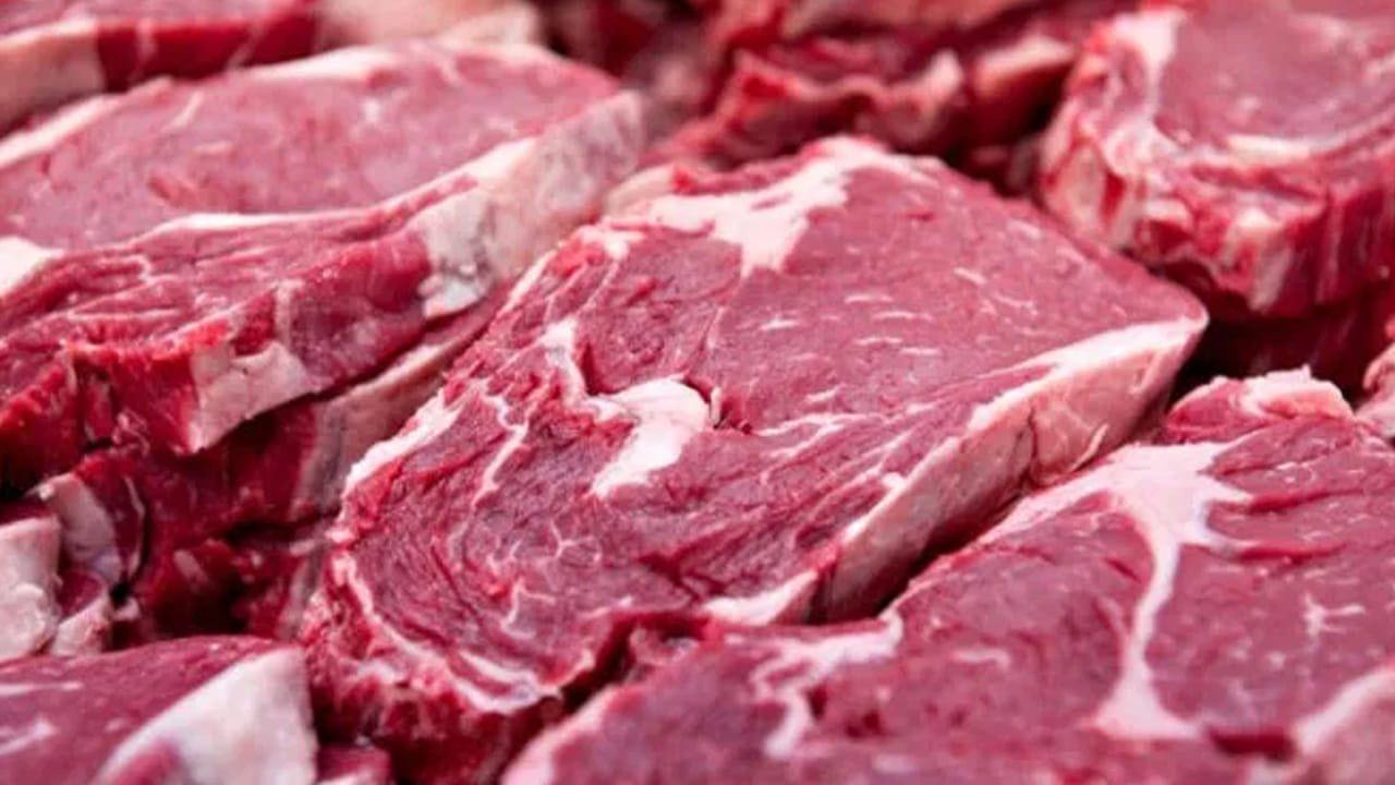 అప్పుడే కట్ చేసిన మటన్ ఎరుపు రంగులో ఉంటుంది. కొంచం రంగు మారిన అది తాజా మటన్ కాదని గుర్తు పెట్టుకోండి. ఇలాంటిది తిన్నా కూడా ఆరోగ్యానికి మంచిది కాదు. మరీ ఎర్రగా కనిపించినా కూడా దానిని తీసుకోకండి. 
