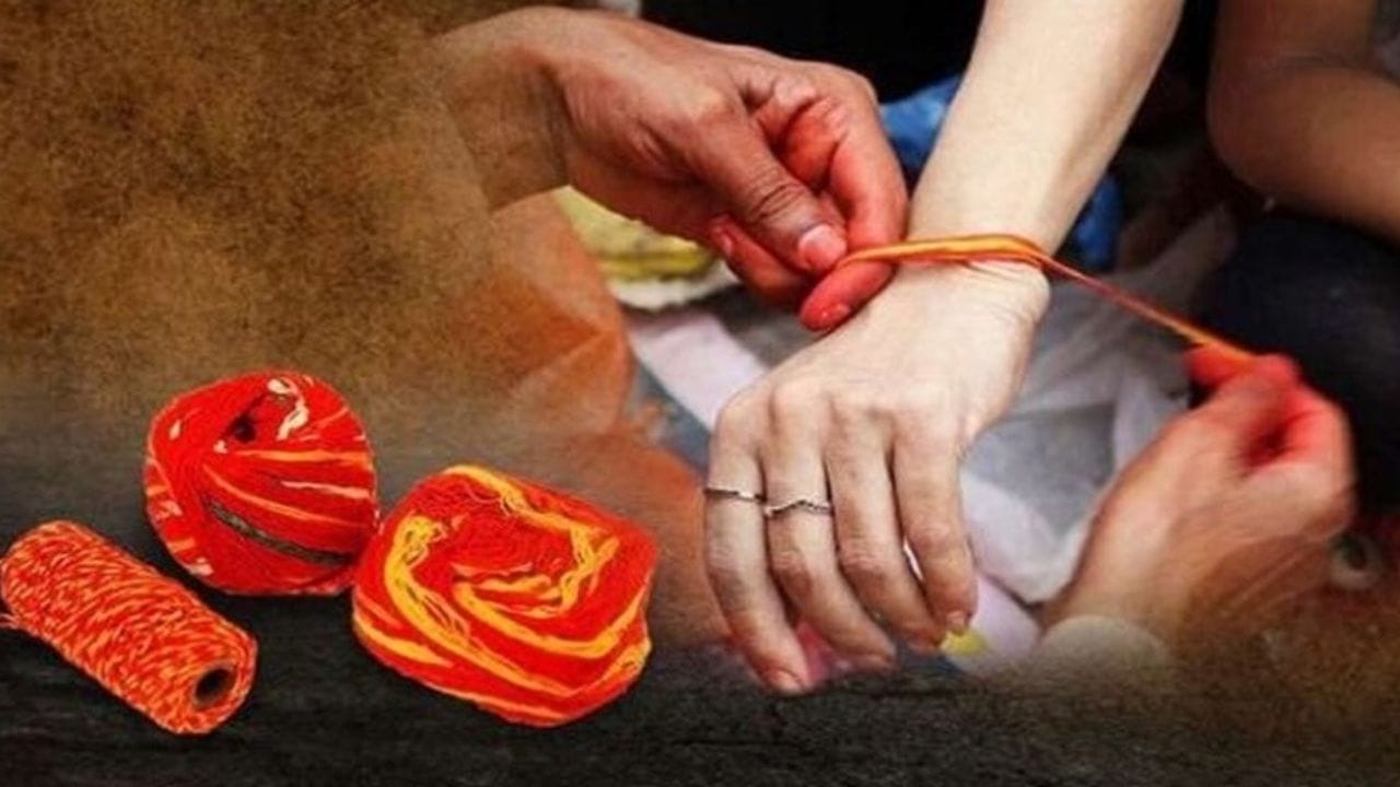 అదే జ్యోతిష్య శాస్త్రం ప్రకారం, శని అనేది మకర, కుంభ రాశులకు అధిపతి. శని దేవునికి ఎరుపు రంగు ఇష్టం ఉండదు. కాబట్టి  శనివారాల్లో శని దేవునికి నల్ల నువ్వులను సమర్పిస్తారు. అందువల్ల, ఈ రెండు రాశుల వారు ఎరుపు దారాన్ని ధరించకూడదని జోతిష్యం చెబుతోంది. వారితో పాటు, మీన రాశి వారు కూడా ఎరుపు దారాన్ని ధరించకూడదట.        