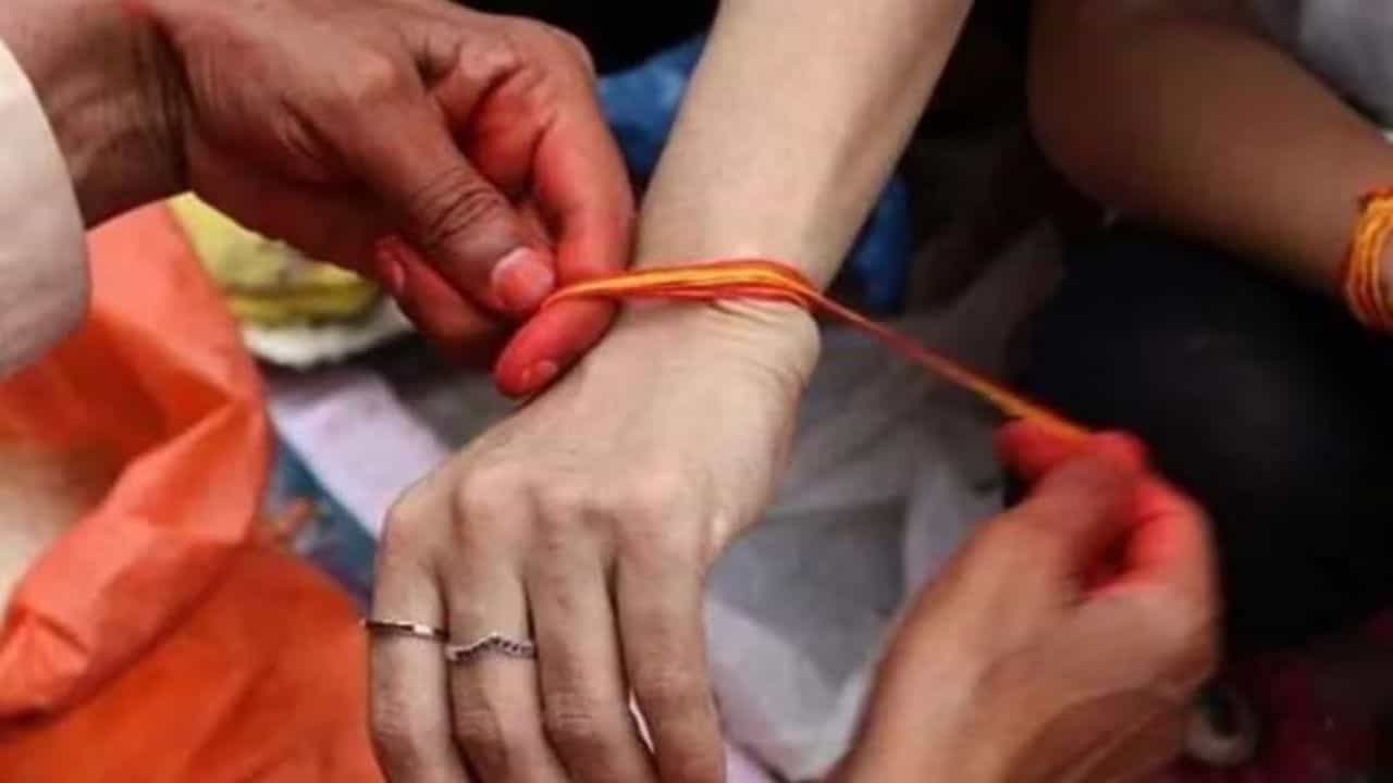ఒక వేళ మీరు ఎర్రదారం కట్టుకోవాలి అనుకుంటే మంగళవారం కట్టుకోవడం మంచిదట. ఆ రోజు ఈ దారాన్ని కట్టుకోవడం వల్ల బ్రహ్మ అనుగ్రహంతో కీర్తి, విష్ణు అనుగ్రహంతో రక్షణ, శివ అనుగ్రహంతో అన్ని కష్టాల నుండి విముక్తి లభిస్తుంది. దీనితో పాటు, లక్ష్మీదేవి అనుగ్రహంతో సంపద, దుర్గాదేవి అనుగ్రహంతో బలం, సరస్వతీదేవి అనుగ్రహంతో జ్ఞానం లభిస్తుందని కూడా నమ్ముతారు. (గమనిక: పైన పేర్కొన్న సమాచారం ఇంటర్నెట్, జోతిష్య నిపుణుల సమాచారం మేరకు అందించబడింది. వీటిని టీవీ9 దృవీకరించడం లేదు.)