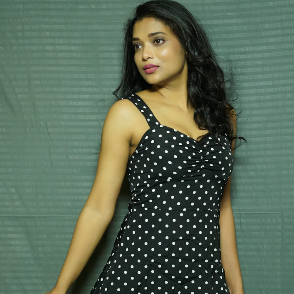 దాదాపు ఫైనల్ అయ్యాను. మరో వారంలో షో మొదలవుతుందని అనుకునేలోగా నన్ను రిజెక్ట్ చేశారు. ముక్కు మొహం తెలియనని వారిని బిగ్ బాస్ లోకి తీసుకుంటున్నారు. నాకు ఛాన్స్ ఇచ్చి ఉంటే దాన్ని బాగా వాడుకునే దాన్ని.సీజన్ 9కి కూడా ట్రై చేశా కానీ అదృష్టం కలిసి రావడం లేదు అని చెప్పుకొచ్చింది.