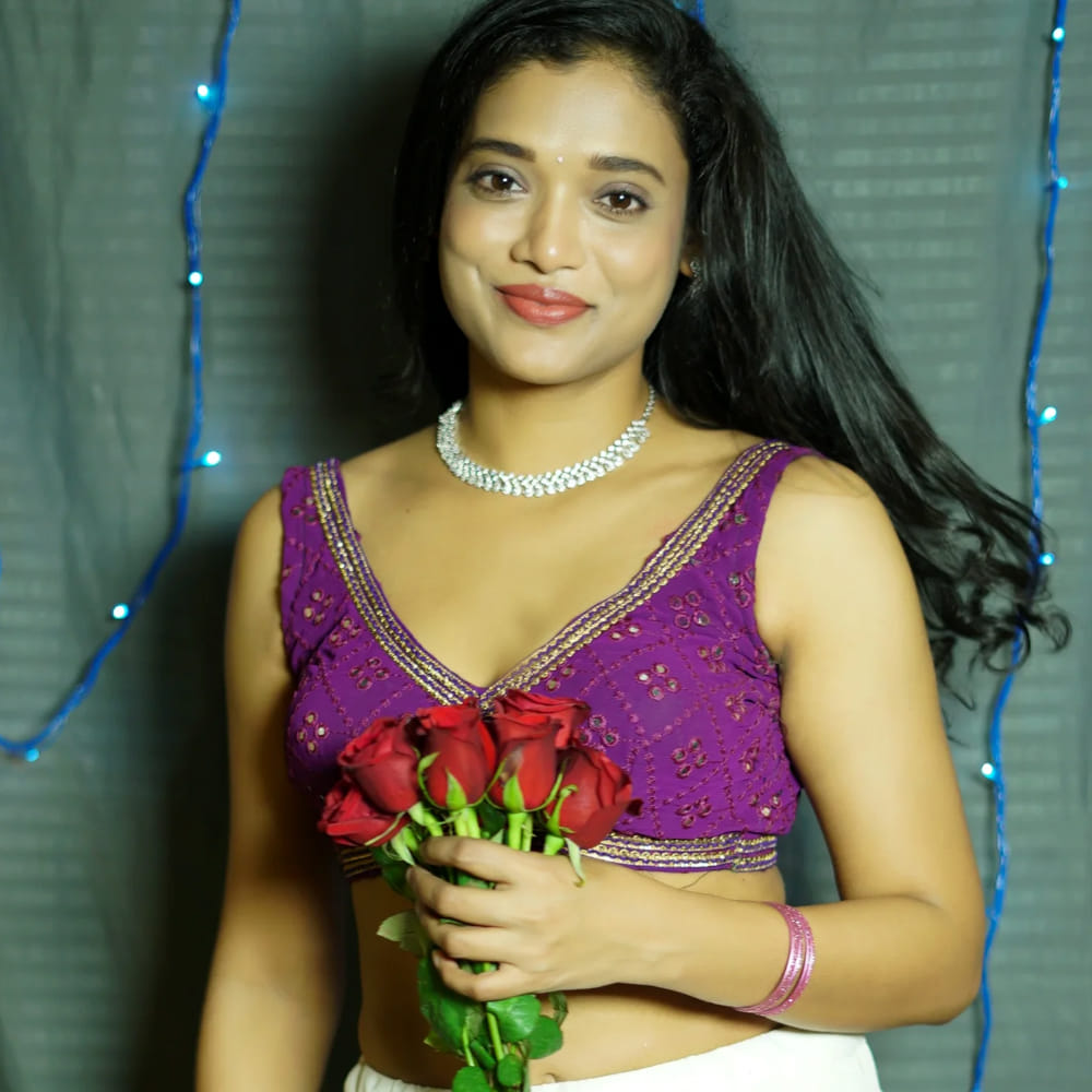 అలాంటివి చేస్తే ఇప్పటికే నేను చాలా సంపాదించేదాన్ని.. నా దగ్గర ఉన్న వస్తువులను అమ్ముకుంటూ నిలదొక్కుకుంటున్నా.. అని చెప్పుకొచ్చింది. నాతో సినిమా చేయడానికి నిర్మాతలు ఎవరూ ముందుకు రావడం లేదు.. నేనే ఓ సినిమా చేస్తా.. నా కిడ్నీ అమ్మైనా సినిమా చేస్తా.. పాపులారిటీ కోసం బిగ్ బాస్ కు వెళ్లాలని ట్రై చేస్తున్నా.. నాలుగేళ్లుగా ట్రై చేస్తూనే ఉన్నా.. గతేడాది ఇంటర్వ్యూ కూడా అయింది.