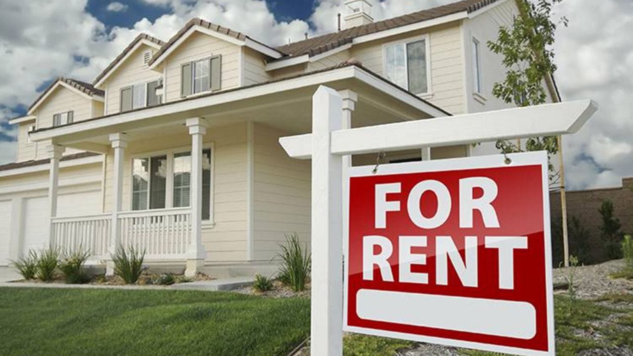 అద్దె భవనాలు: ప్రస్తతం పెరుగుతన్న వలసల నేపథ్యంలో ప్రధాన నగరాల్లో ఇళ్లు, ఆఫీస్‌లకు డిమాండ్ బాగా పెరుగుతోంది. మీ దగ్గర డబ్బులు ఉంటే ఒక ఖాళీ స్థలం తీసుకోని దానిలో ఒక బిల్డింగ్ నిర్మించి వాటిని రెంట్‌కు ఇవ్వండి. మీరు ఇళ్లను అద్దెకు ఇవ్వడం ద్వారా లేదా ప్రాపర్టీ కన్సల్టెంట్‌గా పనిచేయడం ద్వారా పెద్దగా శ్రమపడకుండా స్థిరమైన ఆదాయాన్ని సంపాదించవచ్చు.