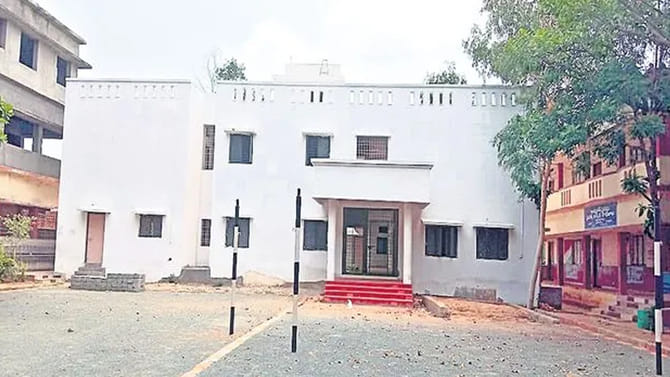 ఆదివారం రూమ్ నుంచి బయటకు రాని యువతి..