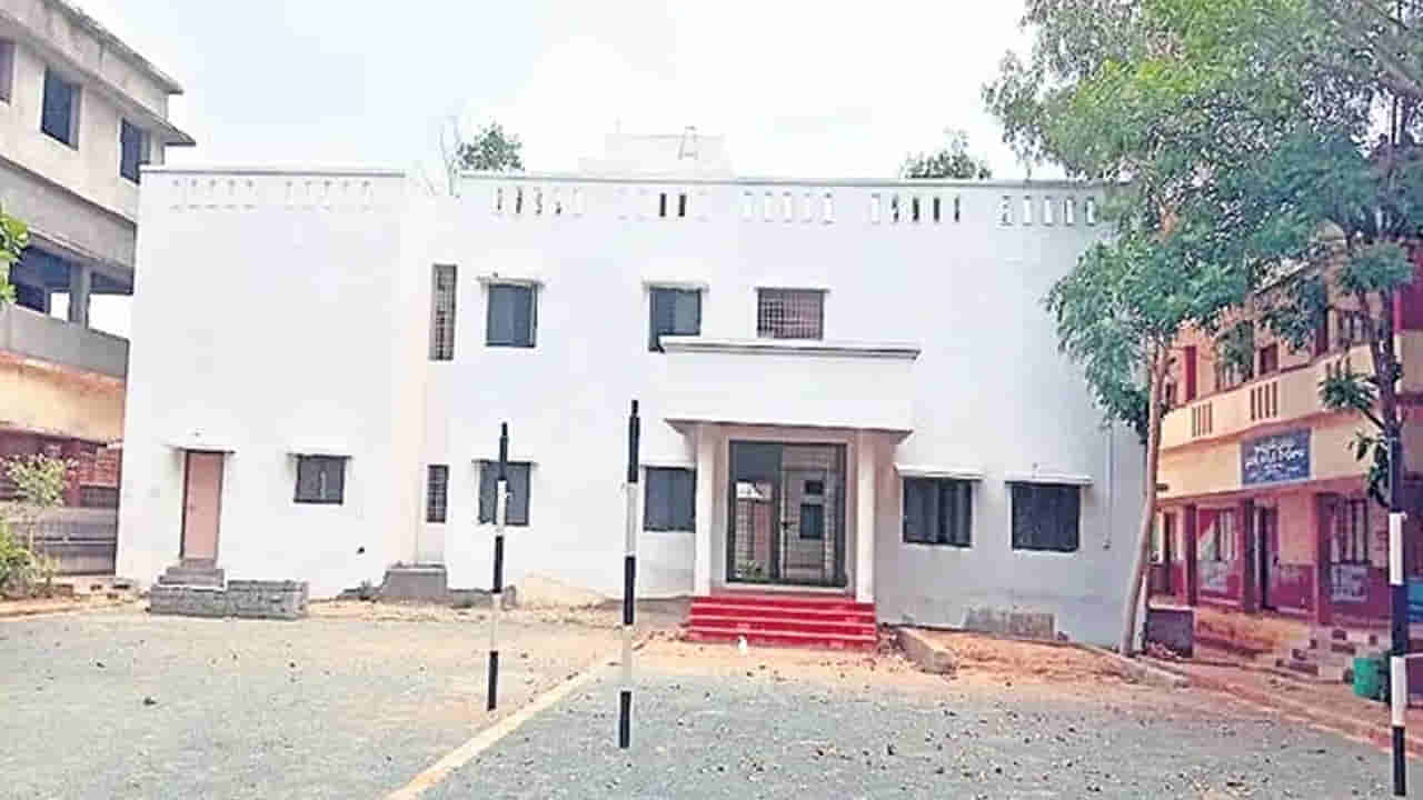 Andhra: రాత్రి 11 గంటల వరకు మేల్కొనే ఉన్నాడు.. కట్ చేస్తే.. తెల్లారి హాస్టల్ చెట్టు దగ్గర..