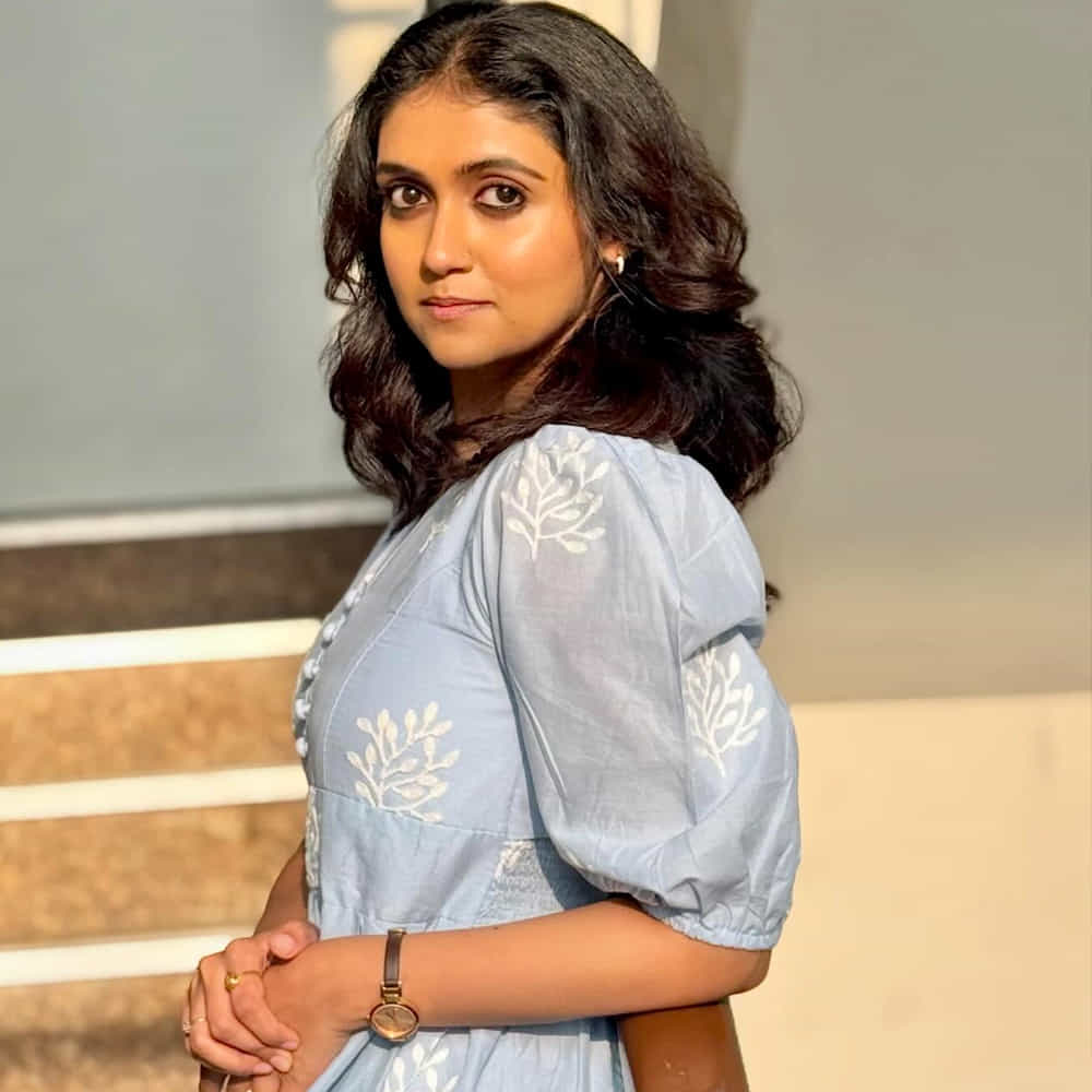 రింకూ ఇప్పుడు తన సినిమాలకే కాదు, తన లైఫ్ స్టైల్, అందాల విషయంలోనూ వార్తల్లో నిలుస్తోంది. ప్రస్తుతం ఈ నటికి సంబంధించిన కొన్ని ఫోటోలు వైరల్ అవుతున్నాయి. పింక్ చీరలో ఉన్న ఫోటోలను రింకూ పోస్ట్ చేసింది. నటి మరత్మోలా లుక్‌లో చాలా అందంగా ఉంది.