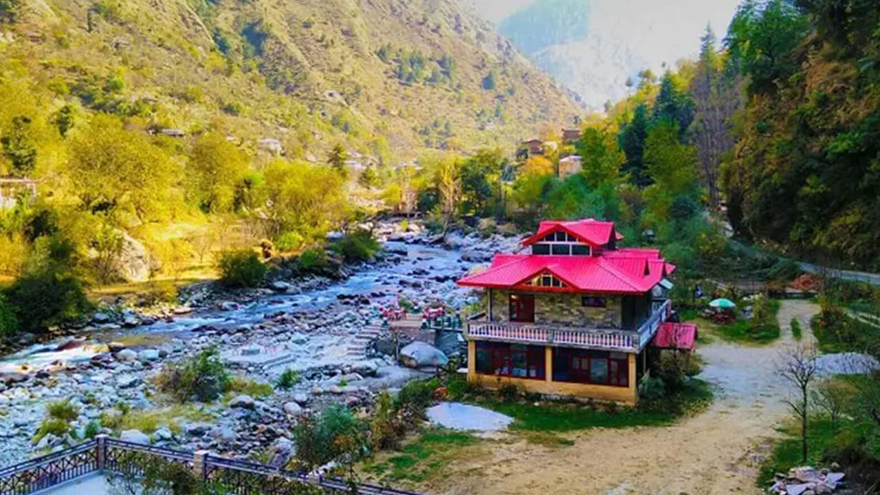 తిర్థన్ వ్యాలీ – హిమాచల్ ప్రదేశ్

హిమాచల్ ప్రదేశ్‌లో ఉన్న తిర్థన్ వ్యాలీ ఒక హిడెన్ జెమ్‌లా ఉంటుంది. ఇక్కడ ప్రకృతి అందాలు ఇంకా అప్రభావితంగా ఉంటాయి. తిర్థన్ నది పక్కన ప్రశాంతమైన స్టే, ట్రౌట్ ఫిషింగ్, ట్రెక్కింగ్, గ్రేట్ హిమాలయన్ నేషనల్ పార్క్ సందర్శన అద్భుతంగా ఉంటుంది. 